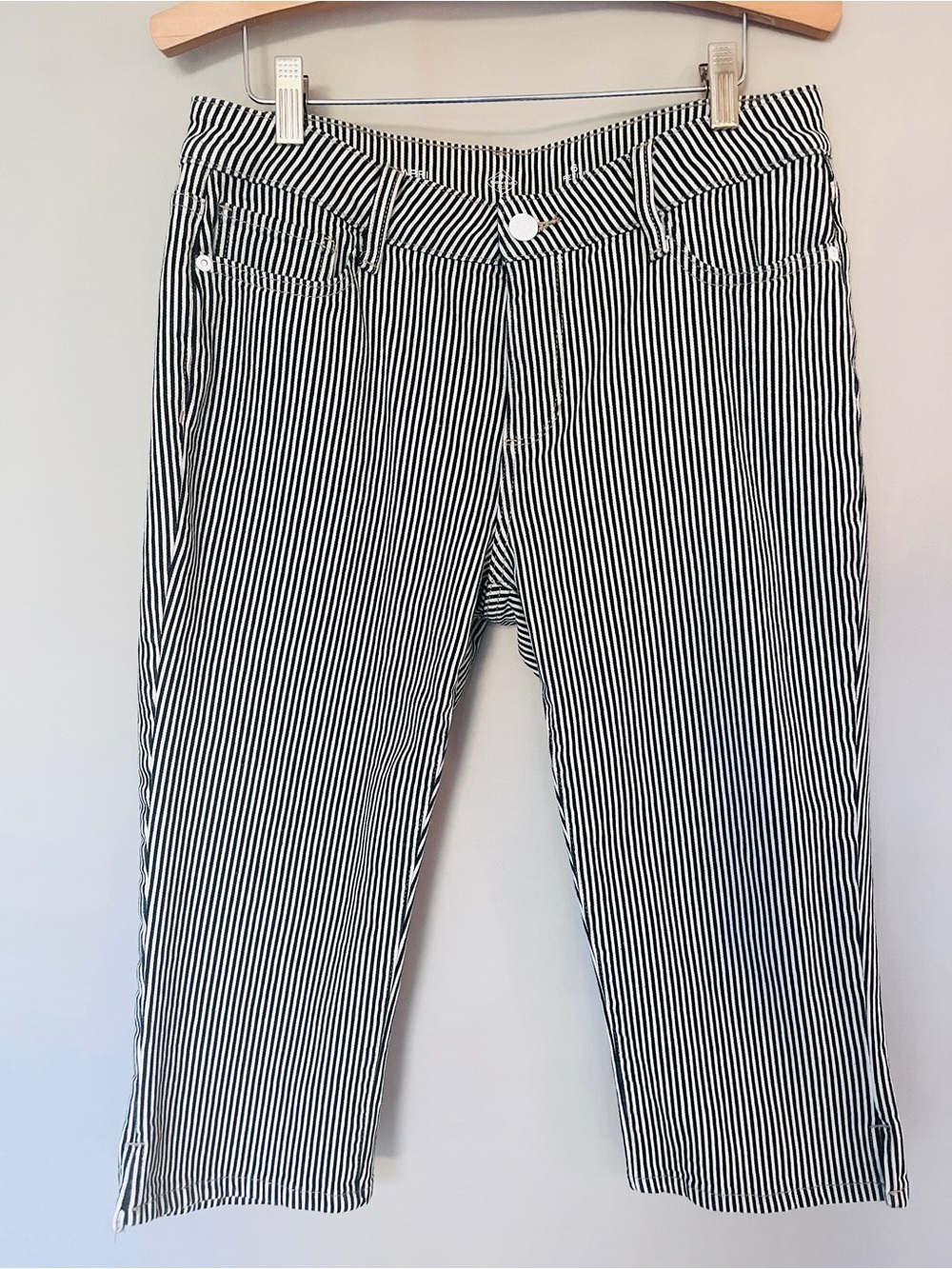 St. John's Bay Black & White Striped Denim Stretch Capris 6P
